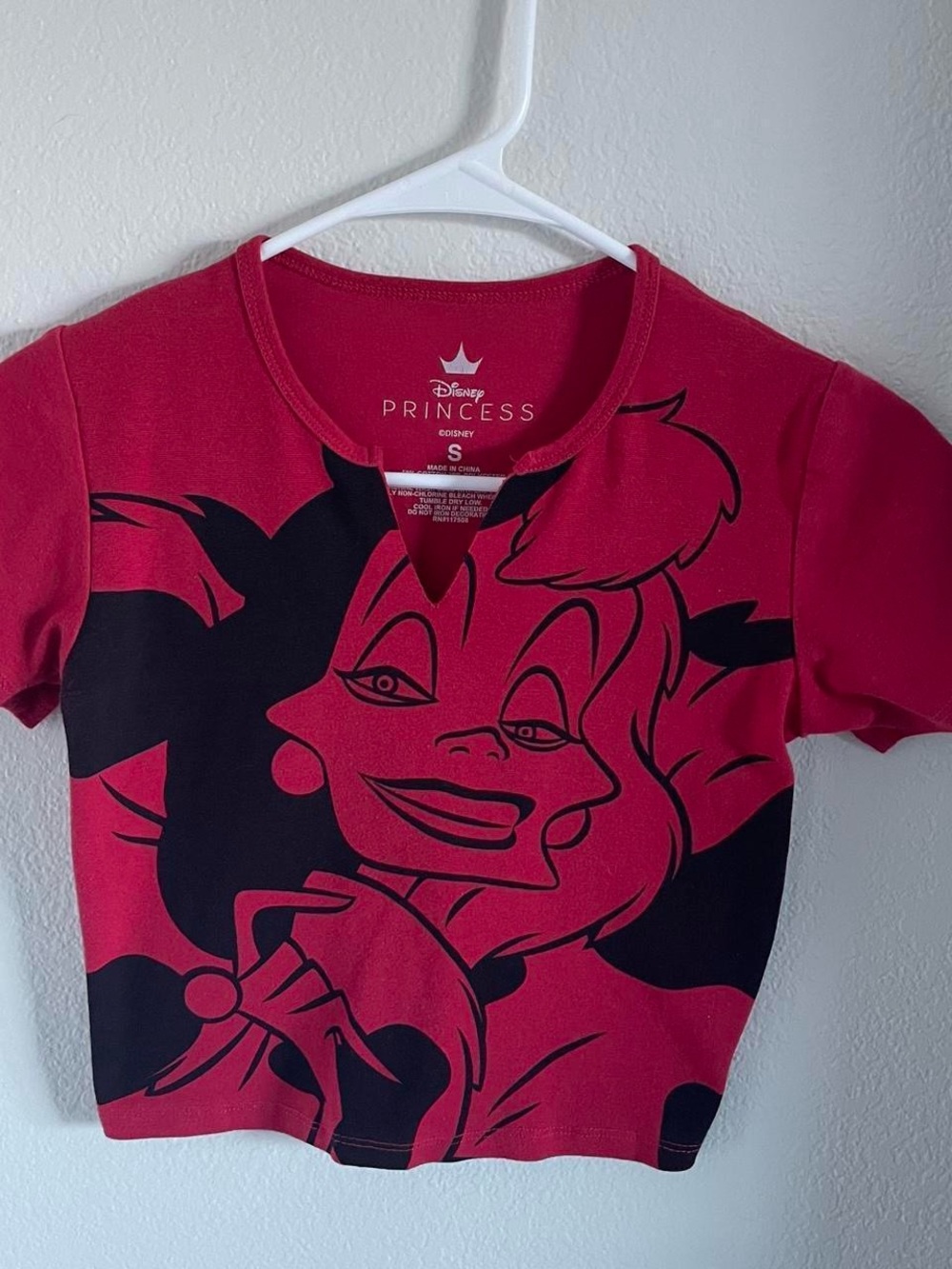 Disney Raspberry Red & Black Cruella Graphic Crop Tee size (S)
